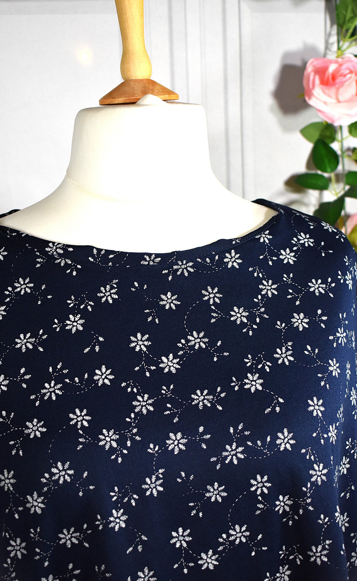 Robe jersey bleu marine & fleurs blanches