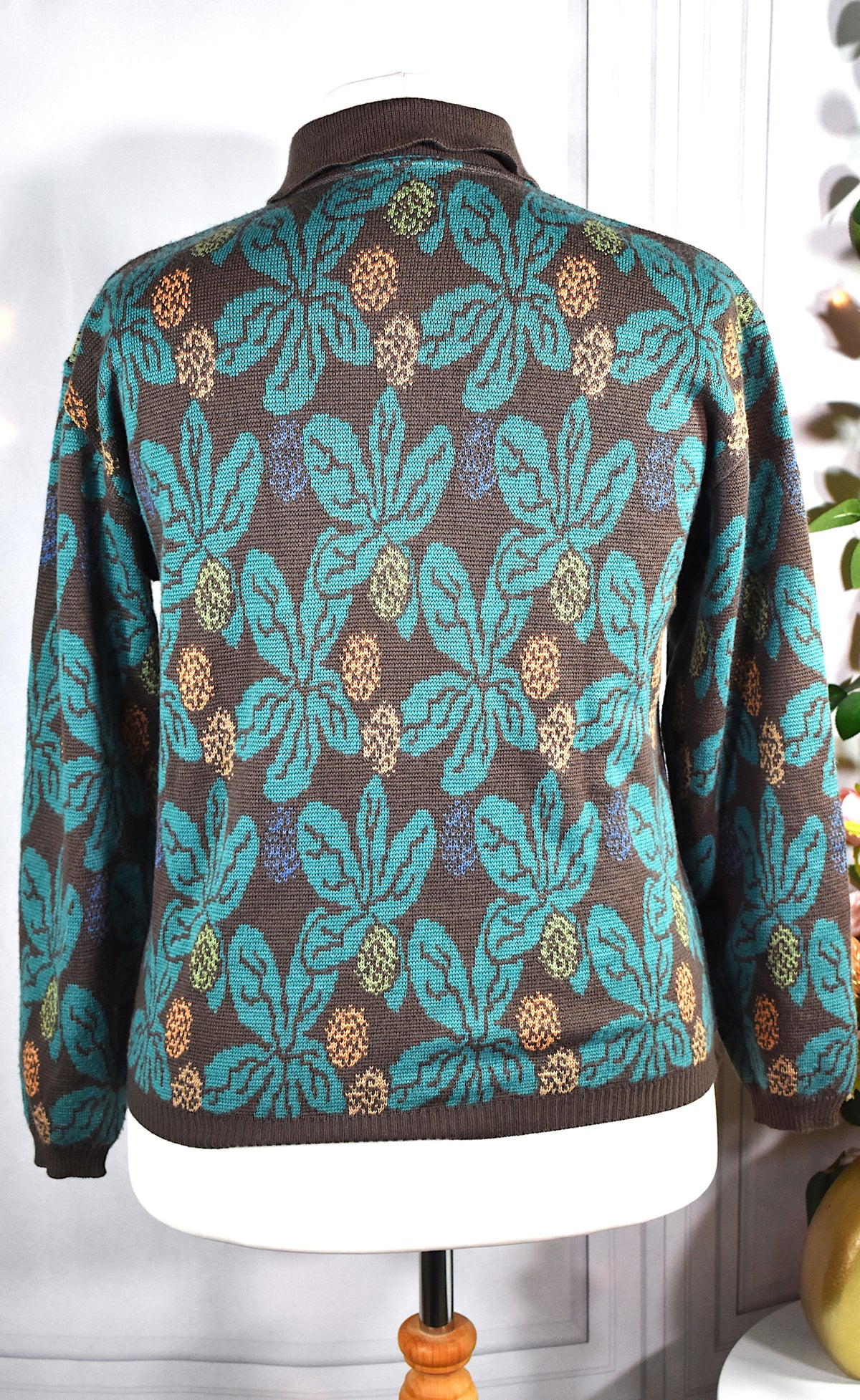 Pull laine mérinos taupe & fleurs bleues
