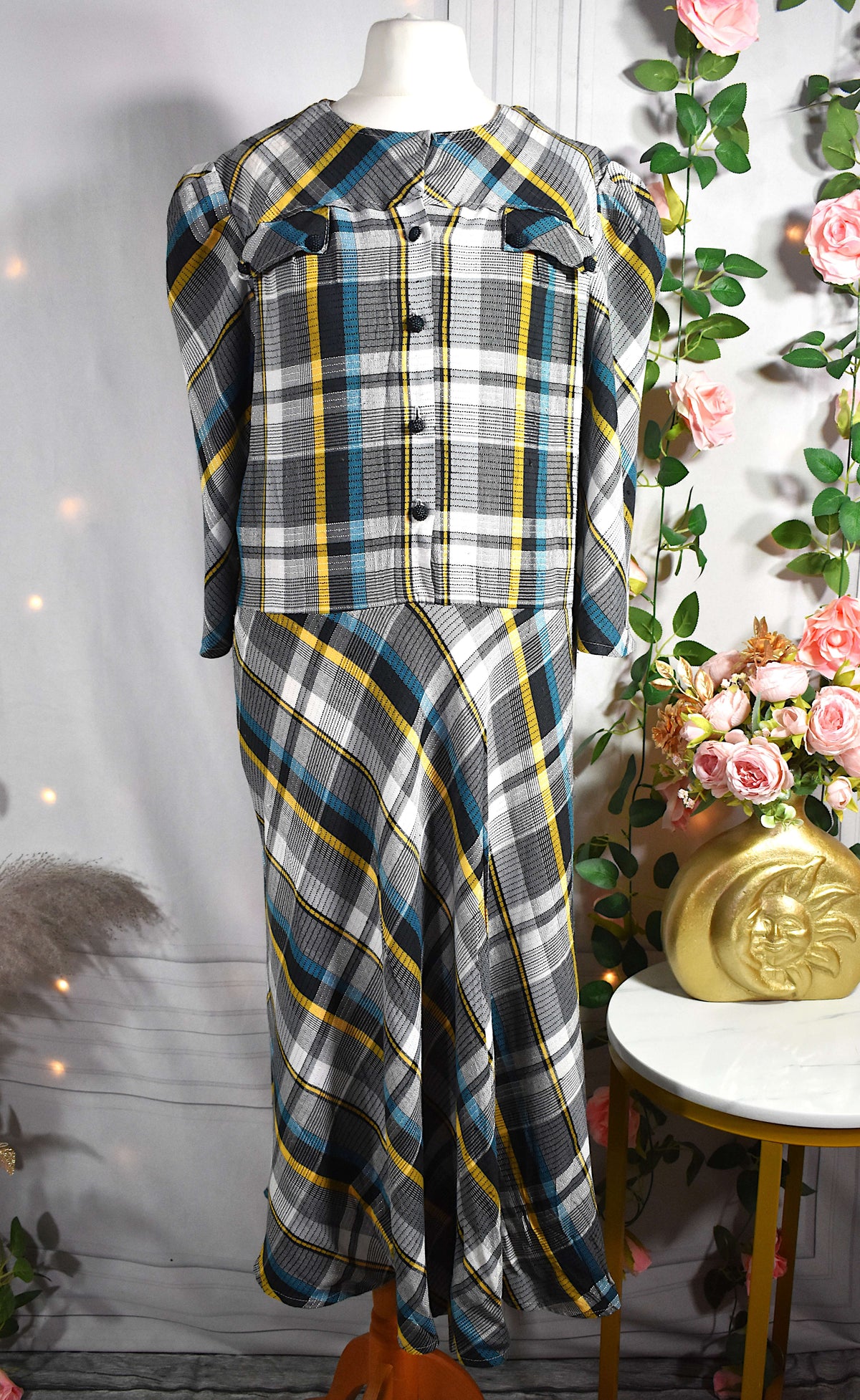 Robe à carreaux gris, blancs, jaunes et bleus