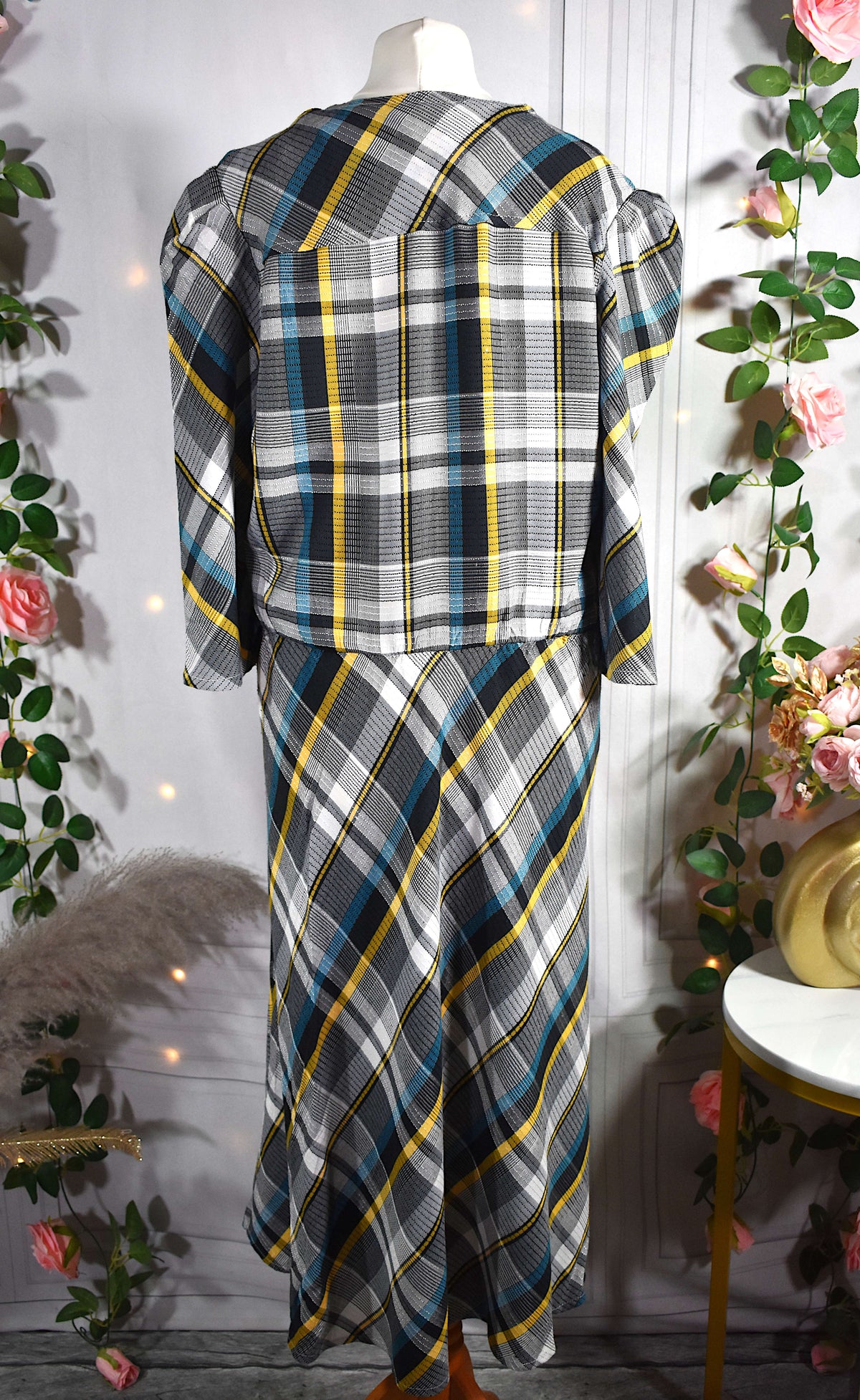 Robe à carreaux gris, blancs, jaunes et bleus