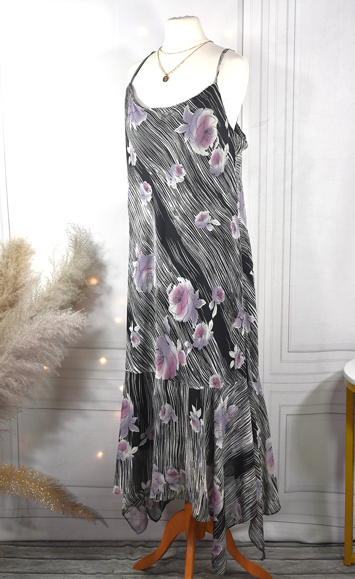 Robe mousseline noire aux motifs zébrés & floraux