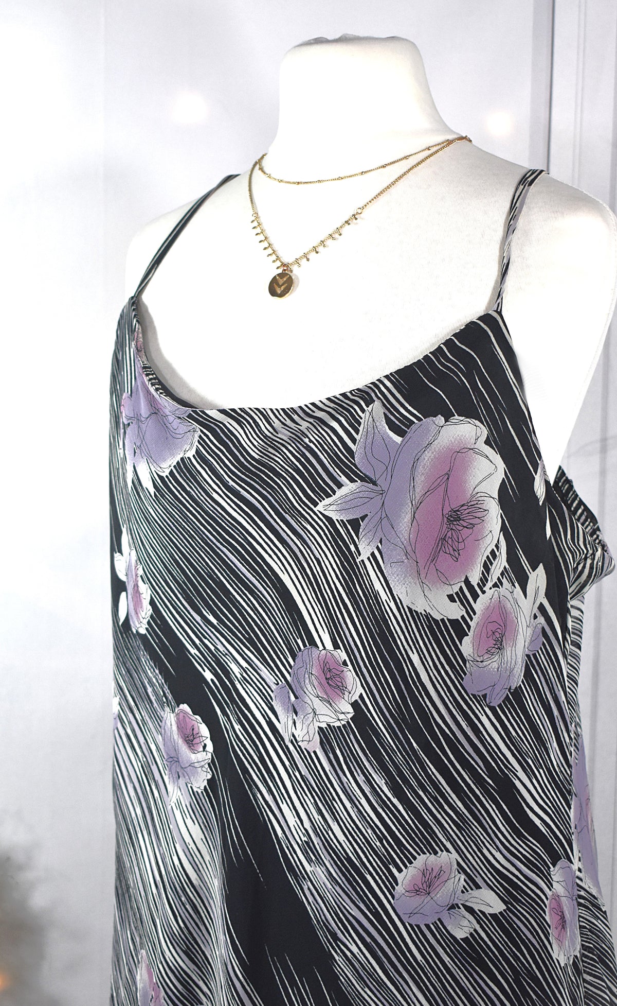 Robe mousseline noire aux motifs zébrés & floraux