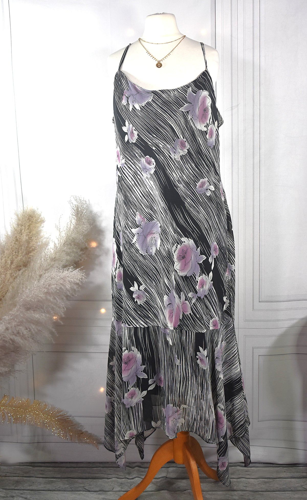 Robe mousseline noire aux motifs zébrés & floraux