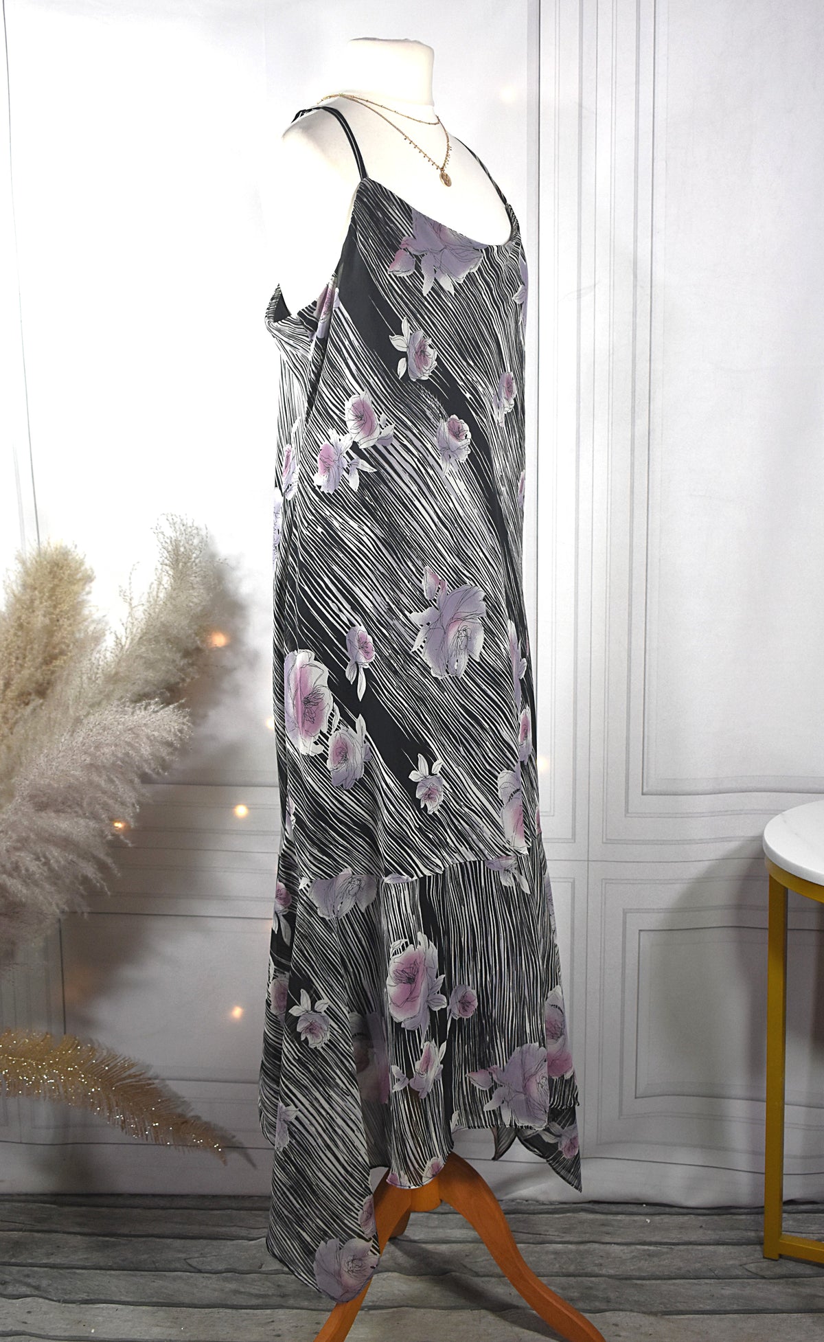 Robe mousseline noire aux motifs zébrés & floraux