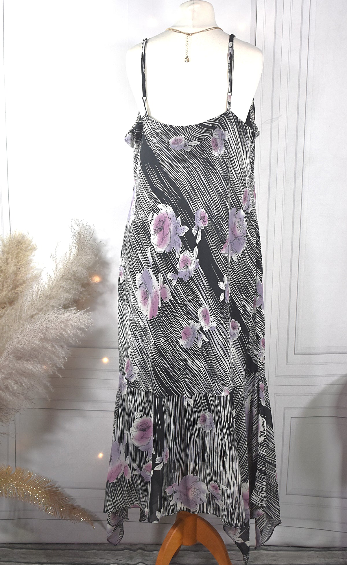 Robe mousseline noire aux motifs zébrés & floraux