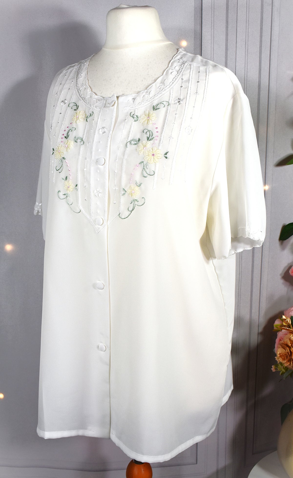 Chemisier blanc aux broderies pastels