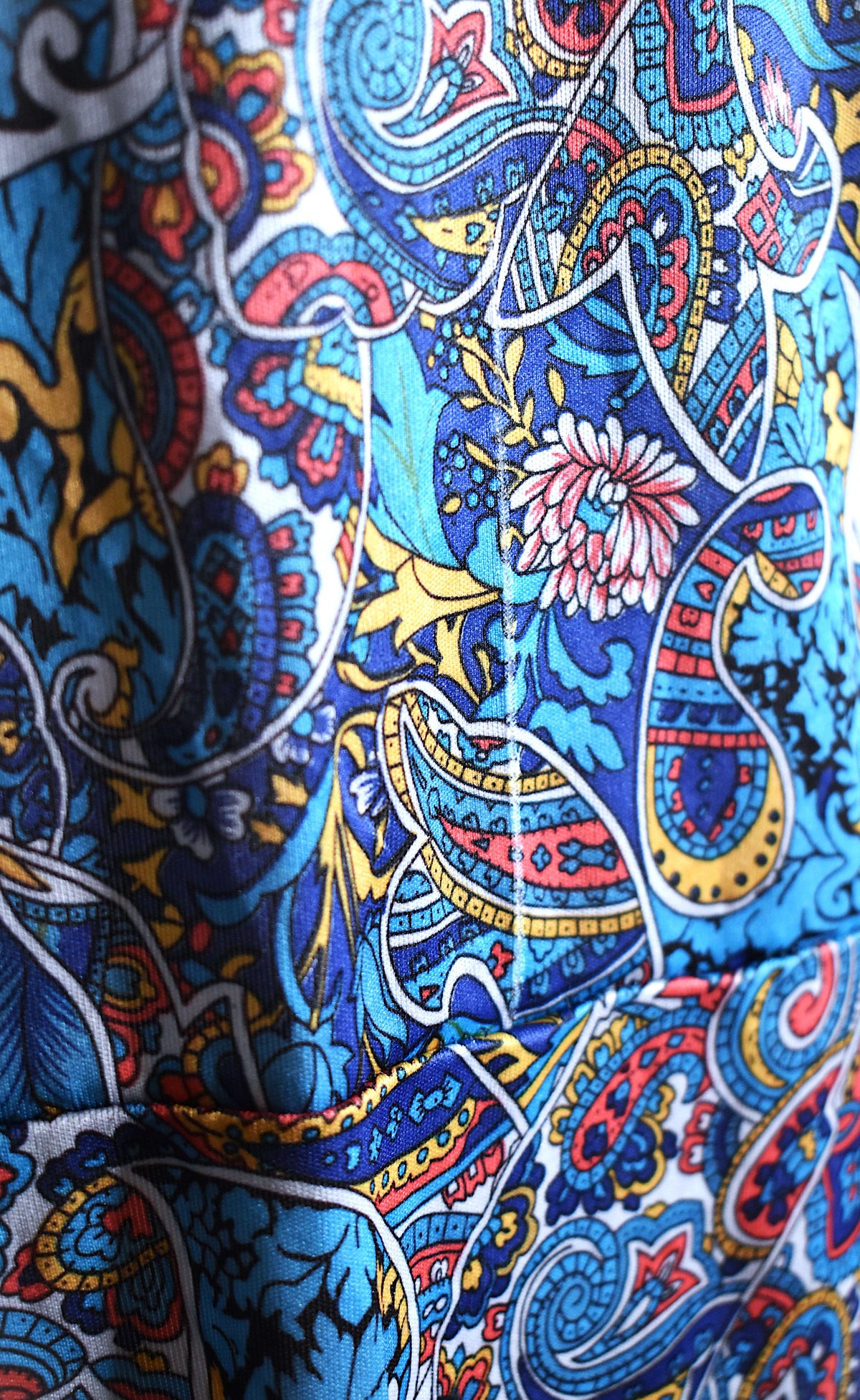 Robe néoprène bleue aux motifs cachemires colorés