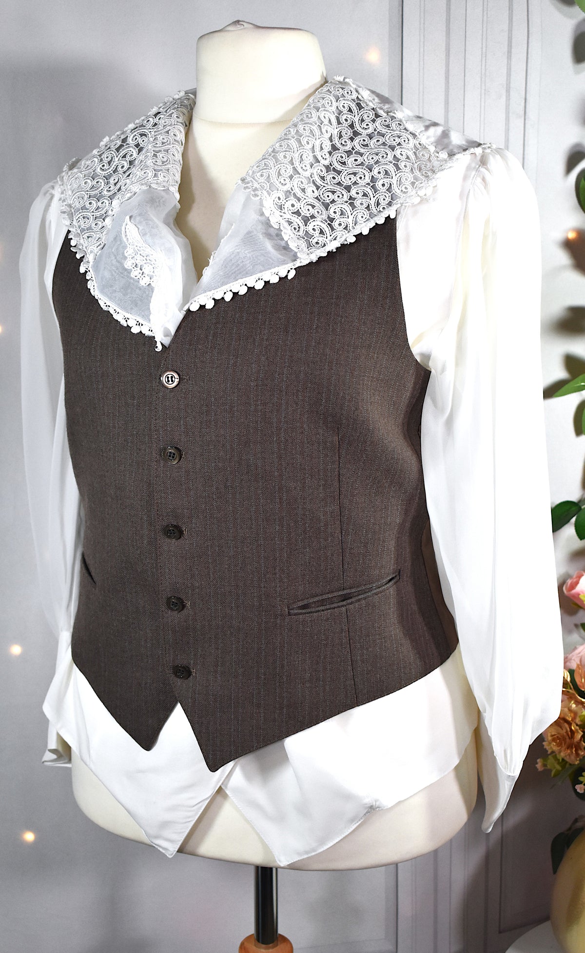 Gilet sans manche marron aux rayures grises