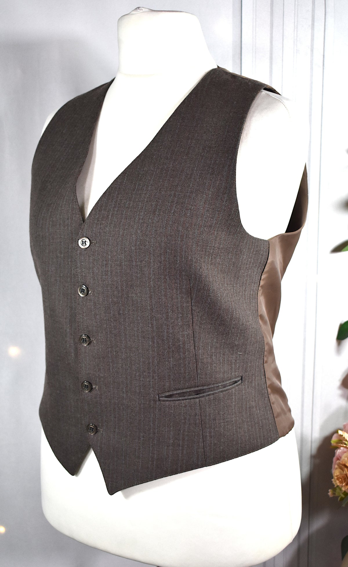 Gilet sans manche marron aux rayures grises