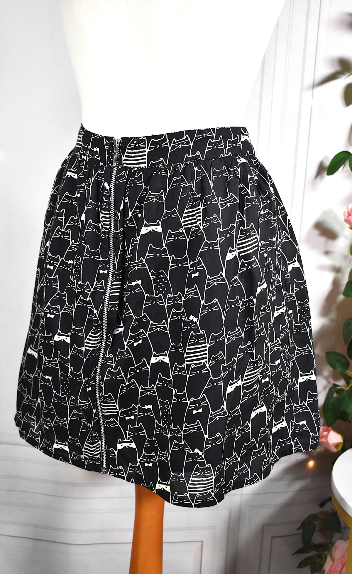 Jupe courte noire aux motifs chats