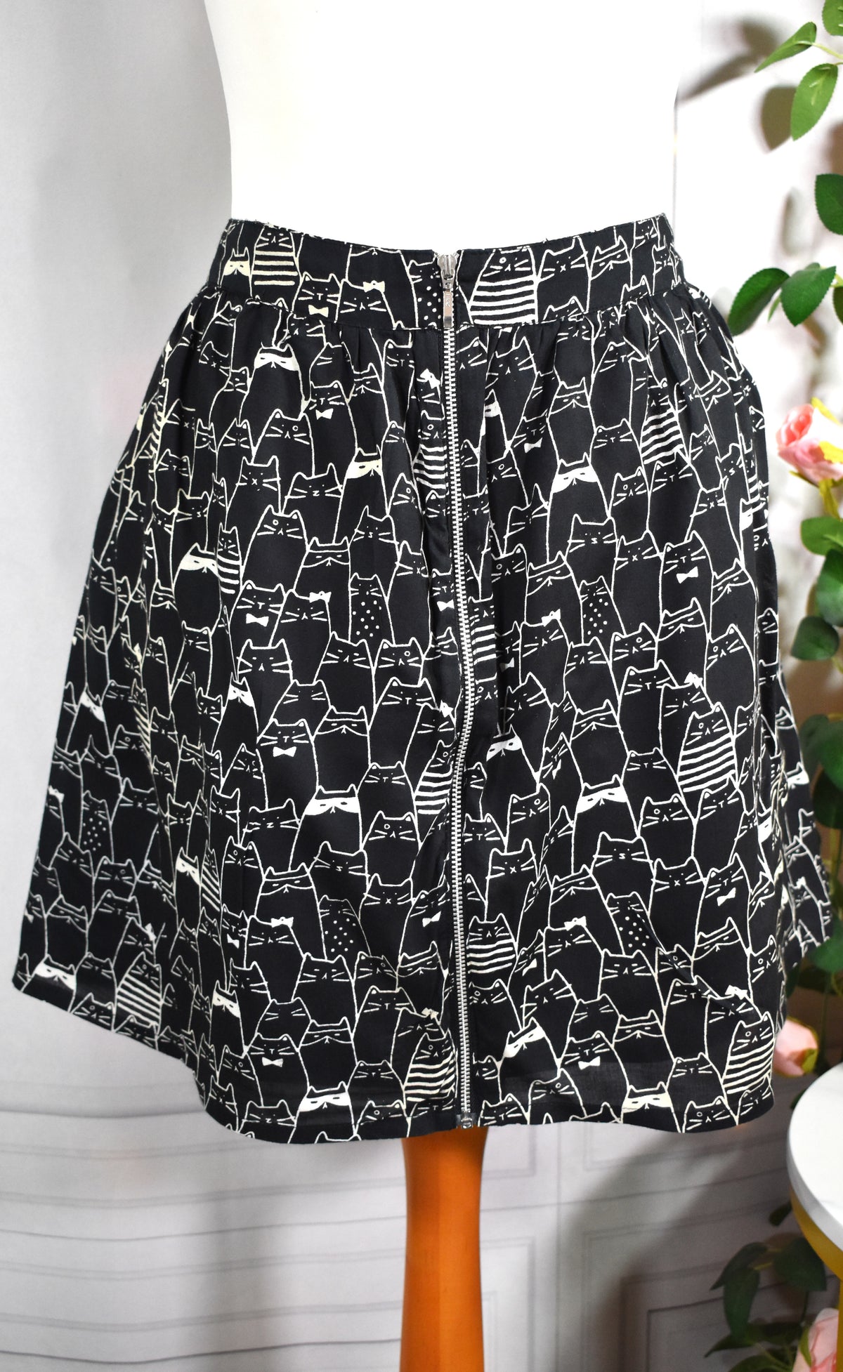Jupe courte noire aux motifs chats