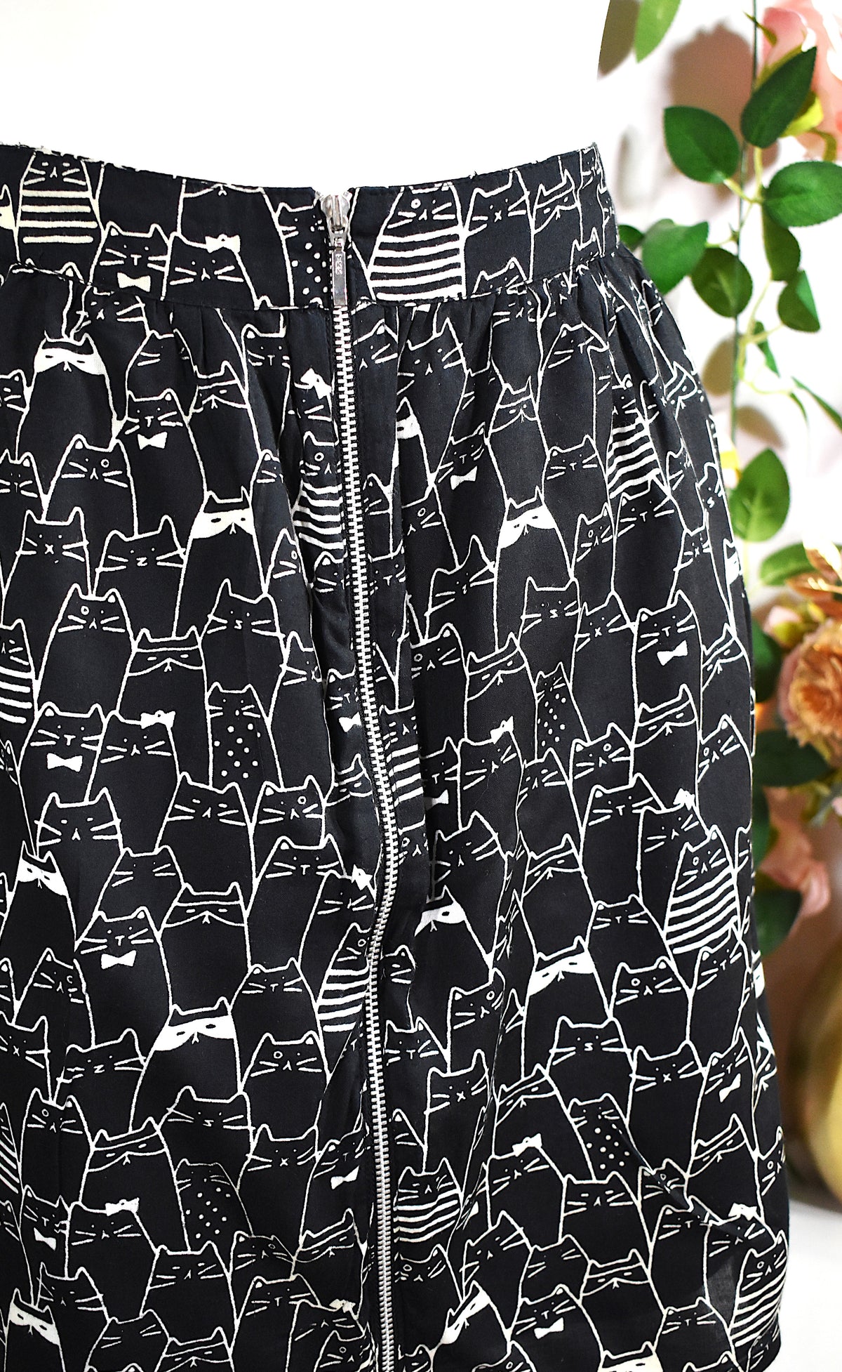 Jupe courte noire aux motifs chats