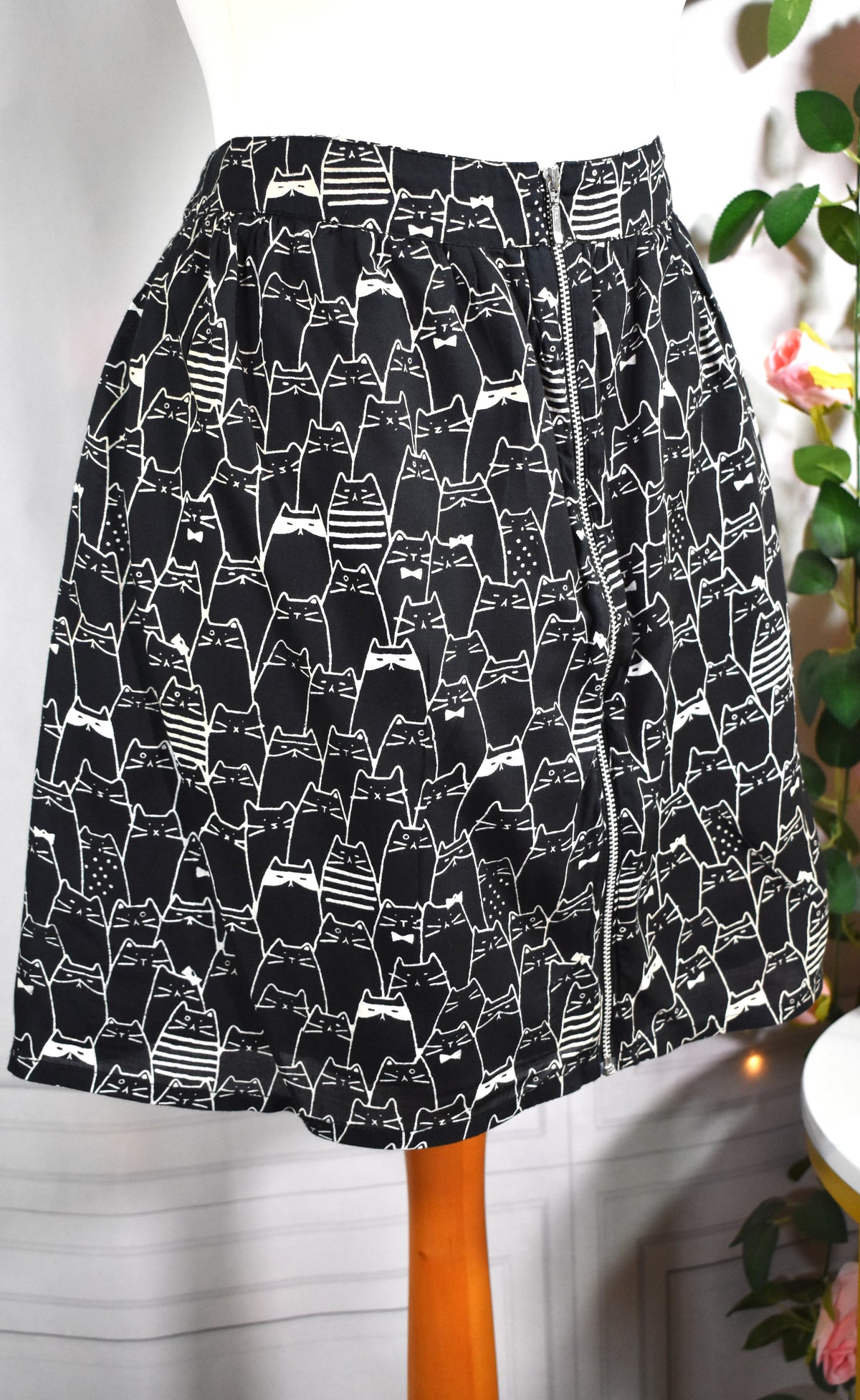 Jupe courte noire aux motifs chats