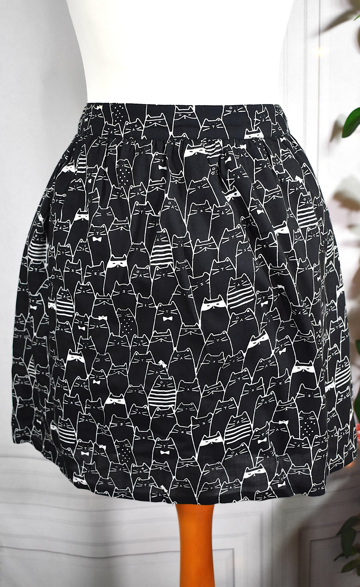 Jupe courte noire aux motifs chats