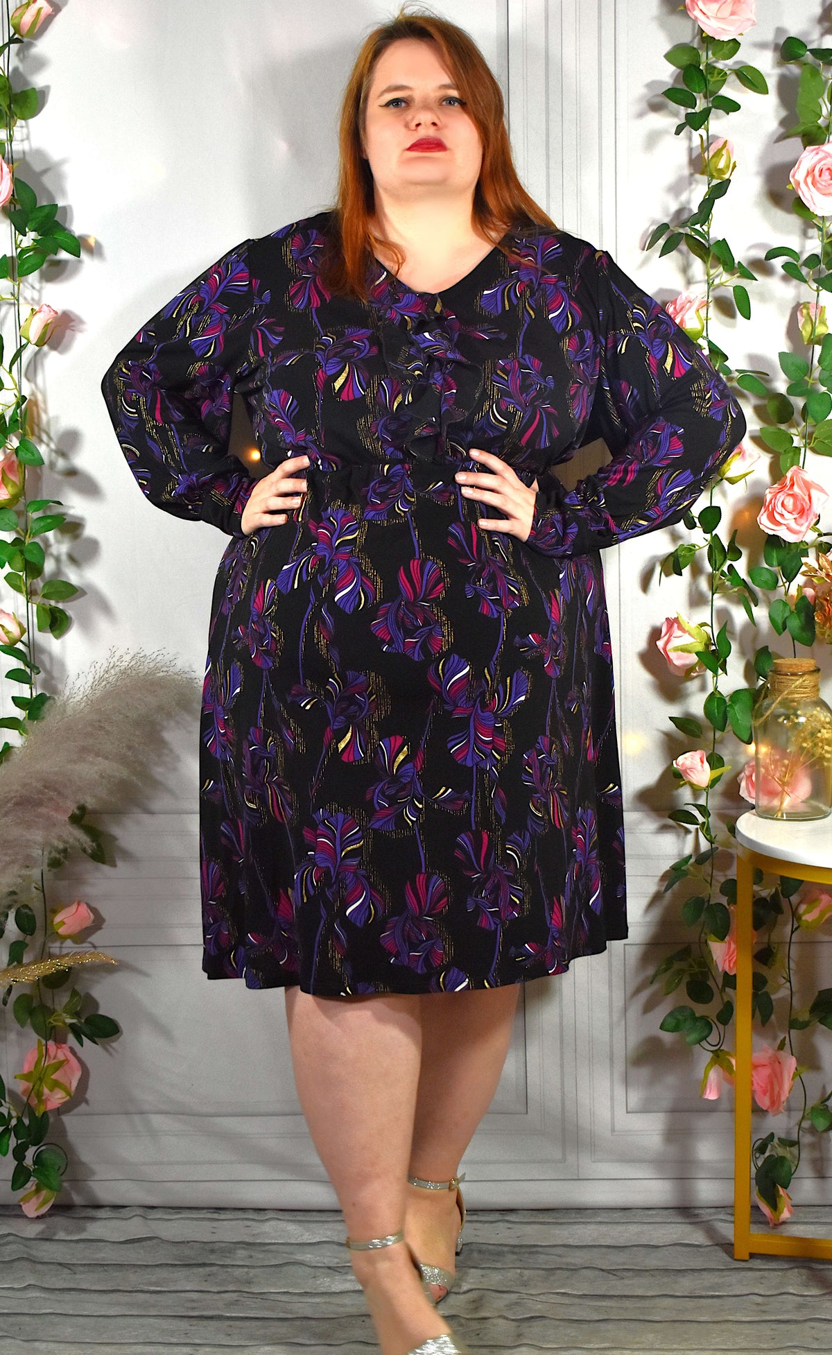 Robe noire aux motifs violets, fuchsias & dorés