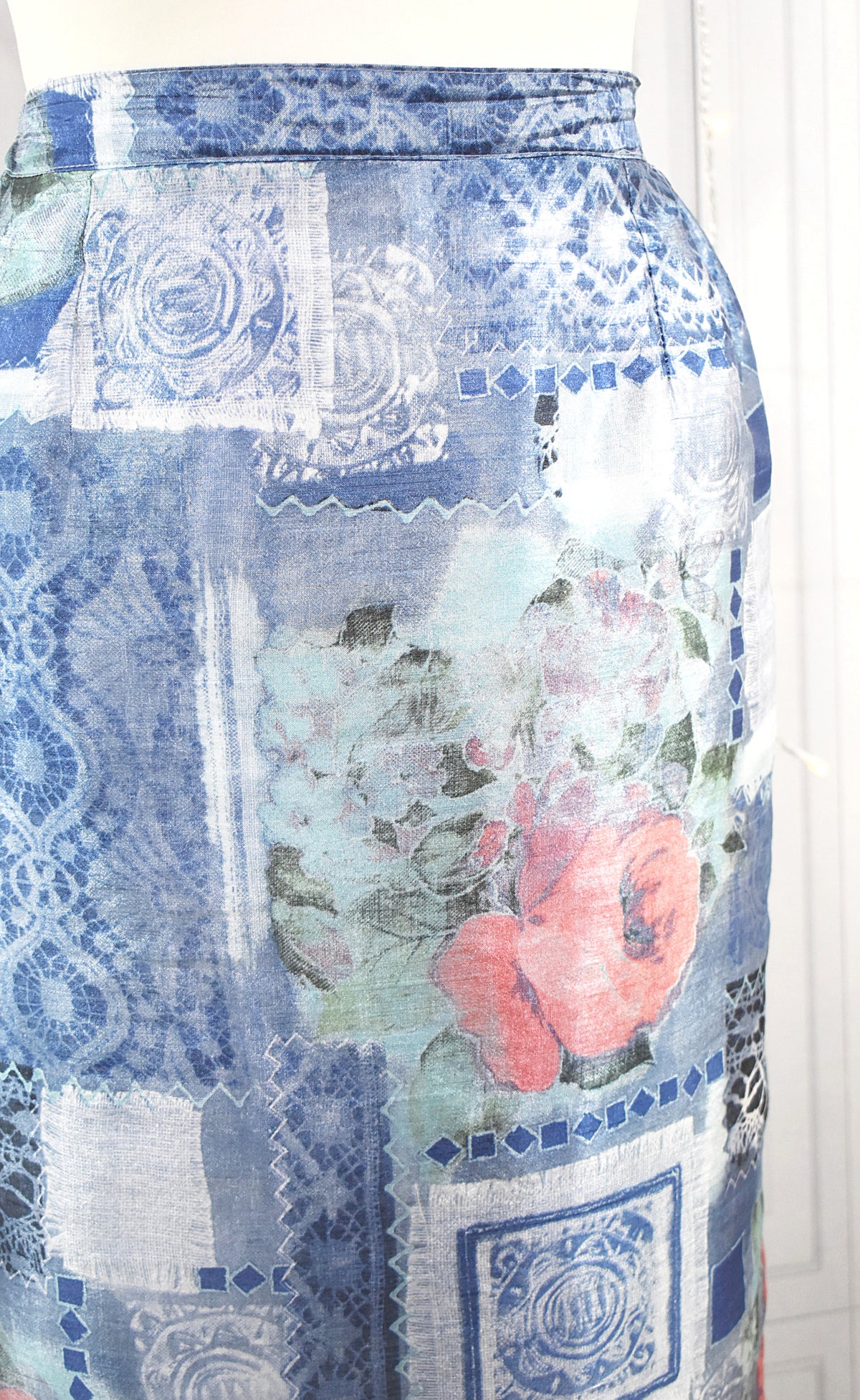 Jupe crayon mousseline satinée denim & roses