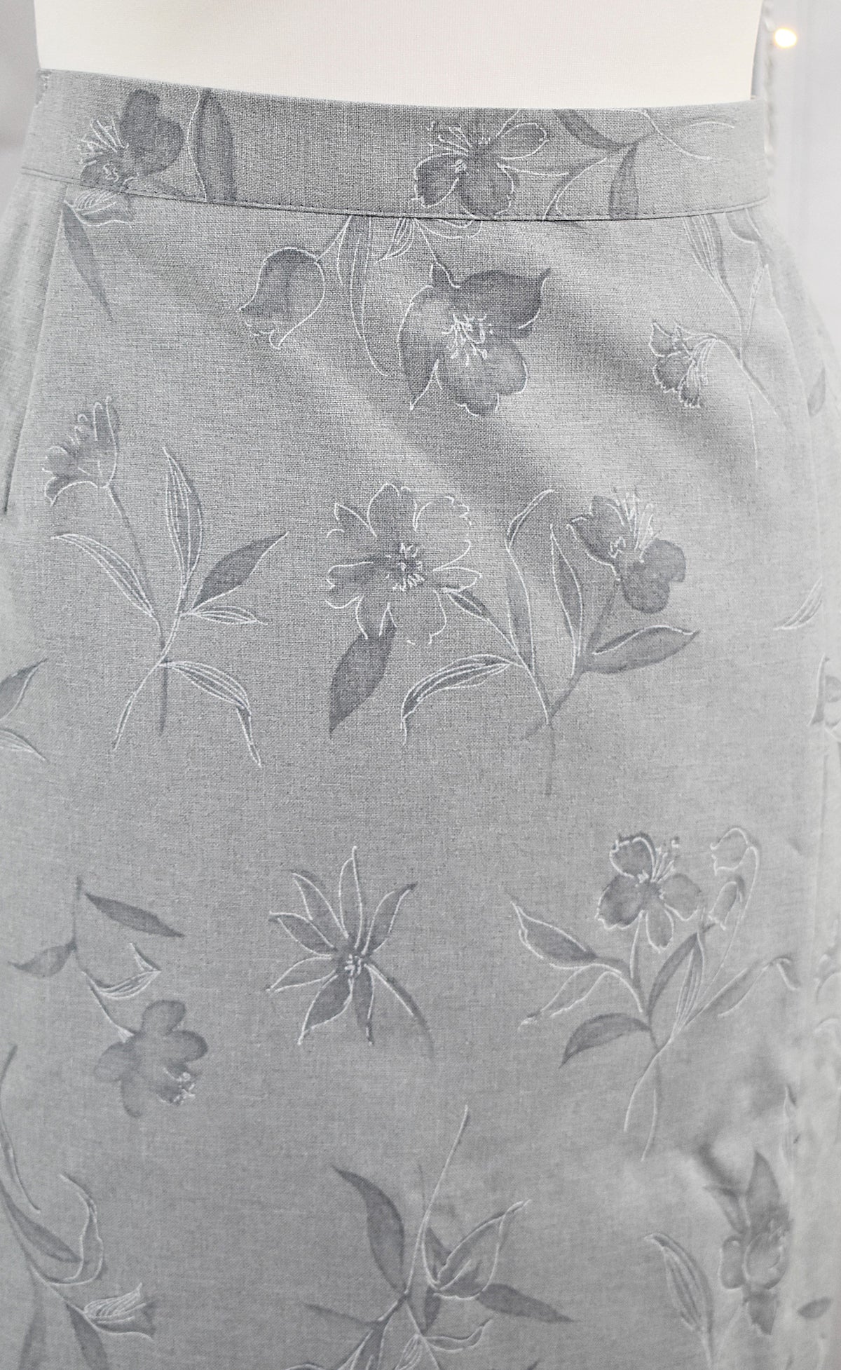 Jupe droite à fleurs grise