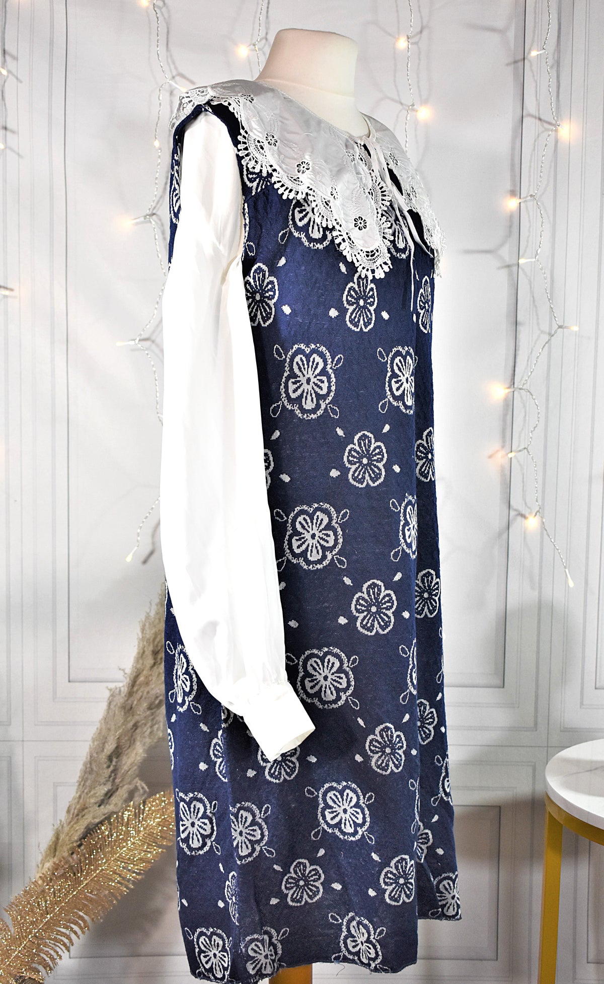 Robe chasuble en mailles bleue & fleurs blanches