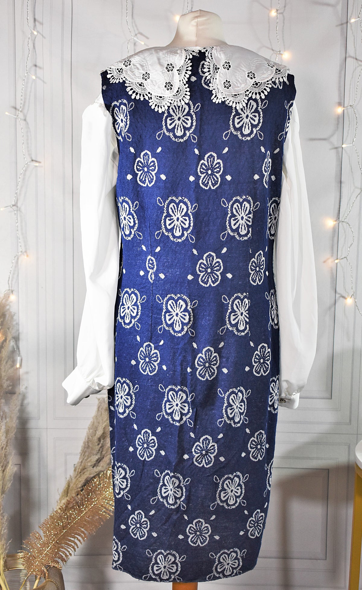 Robe chasuble en mailles bleue & fleurs blanches