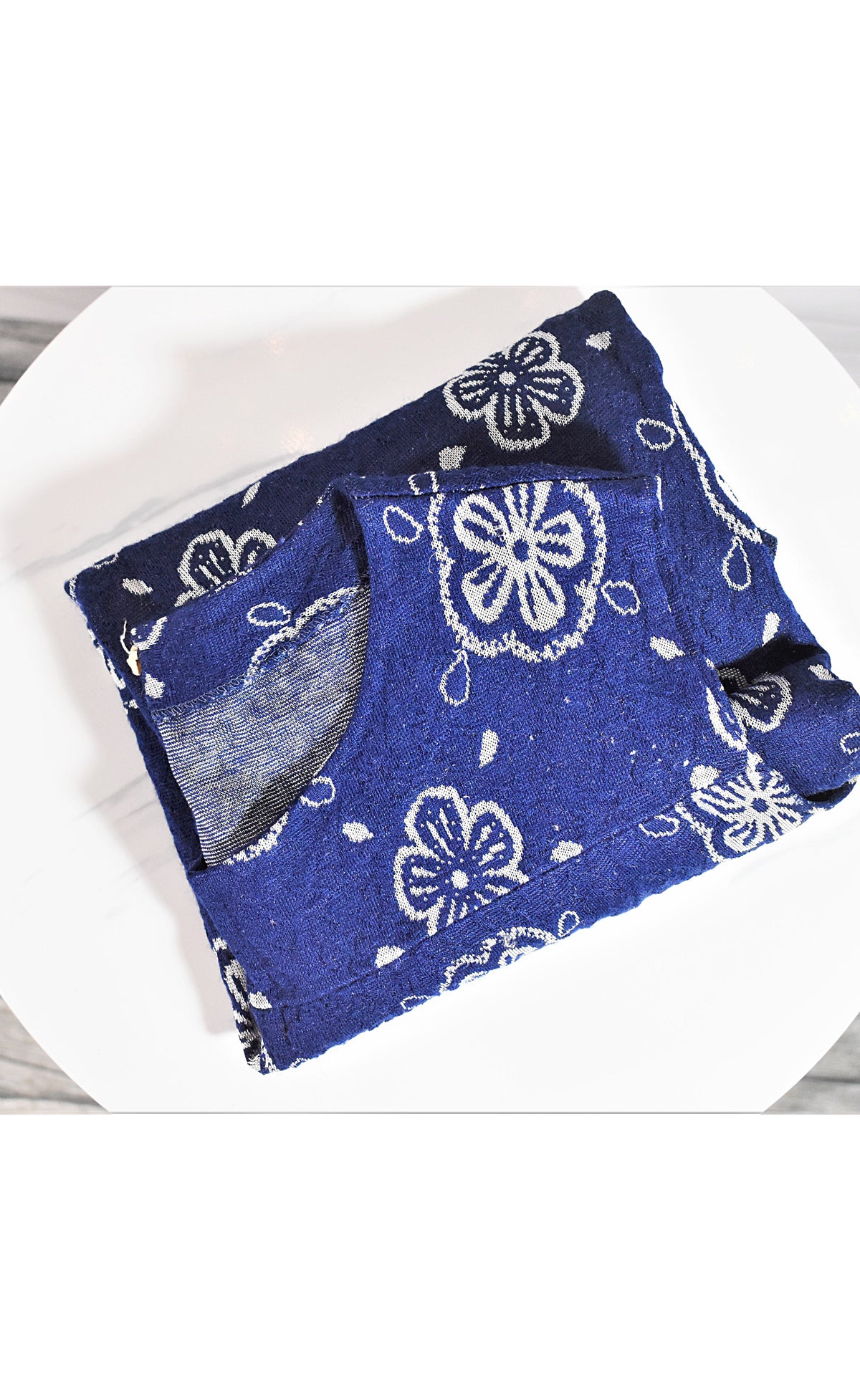 Robe chasuble en mailles bleue & fleurs blanches