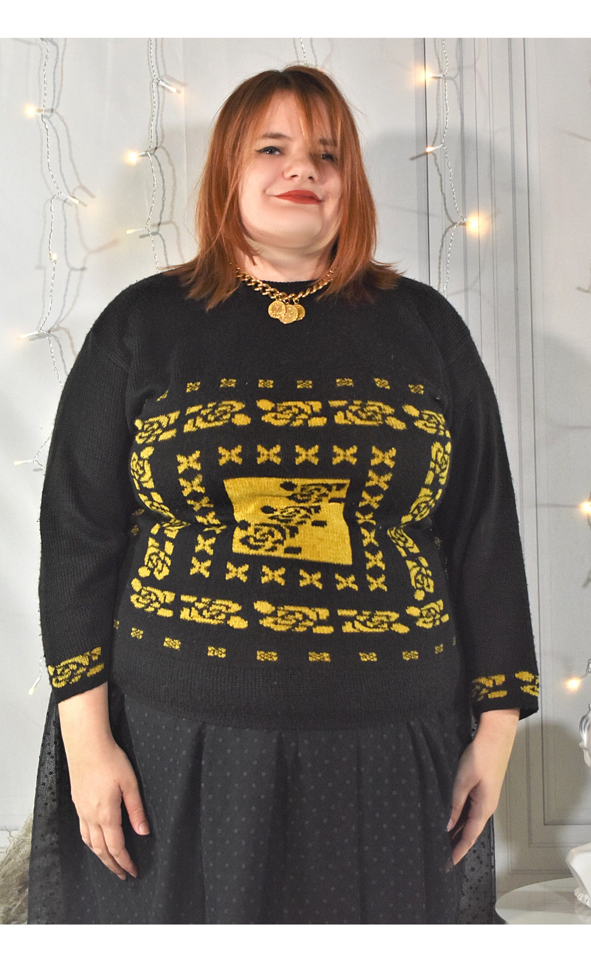 Pull-over noir au motif moutarde