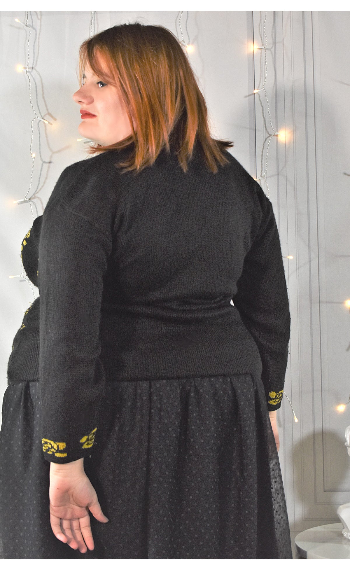 Pull-over noir au motif moutarde