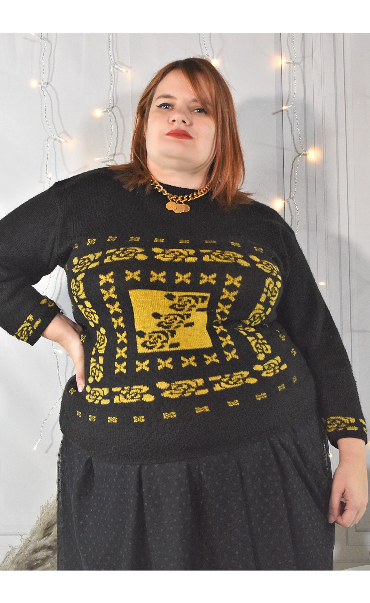 Pull-over noir au motif moutarde