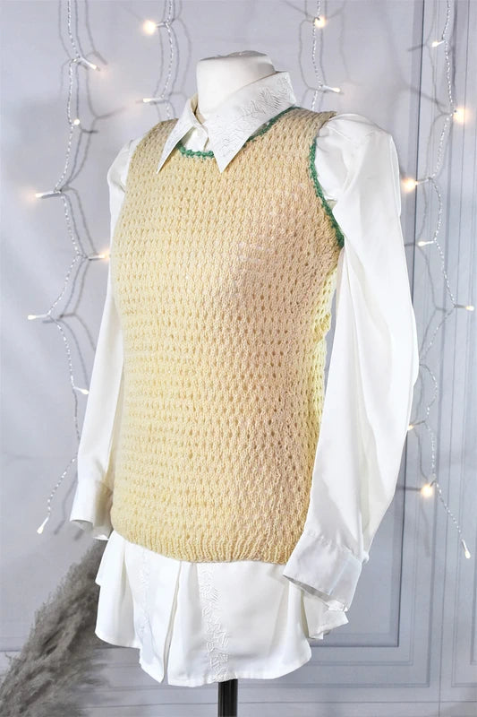 Tricot sans manches ajouré fait main beige & bordures vertes vintage