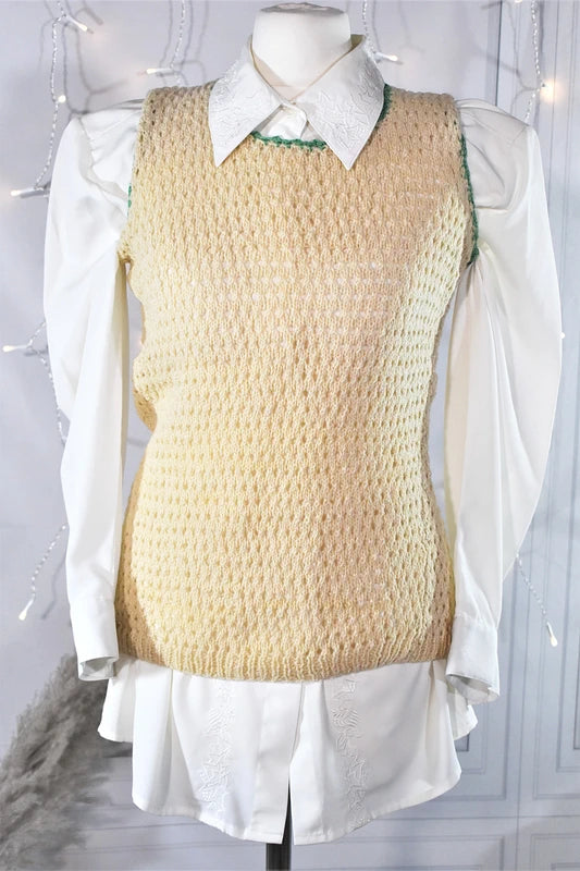 Tricot sans manches ajouré fait main beige & bordures vertes vintage