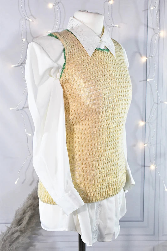 Tricot sans manches ajouré fait main beige & bordures vertes vintage