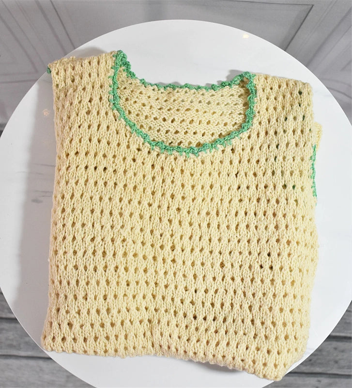 Tricot sans manches ajouré fait main beige & bordures vertes vintage