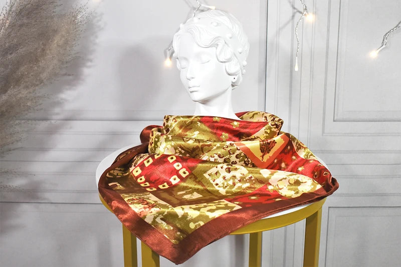 Foulard carré en satin fluide à motifs colorés