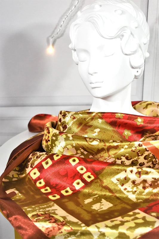 Foulard carré en satin fluide à motifs colorés
