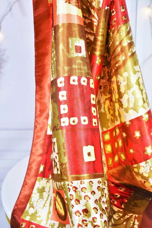 Foulard carré en satin fluide à motifs colorés
