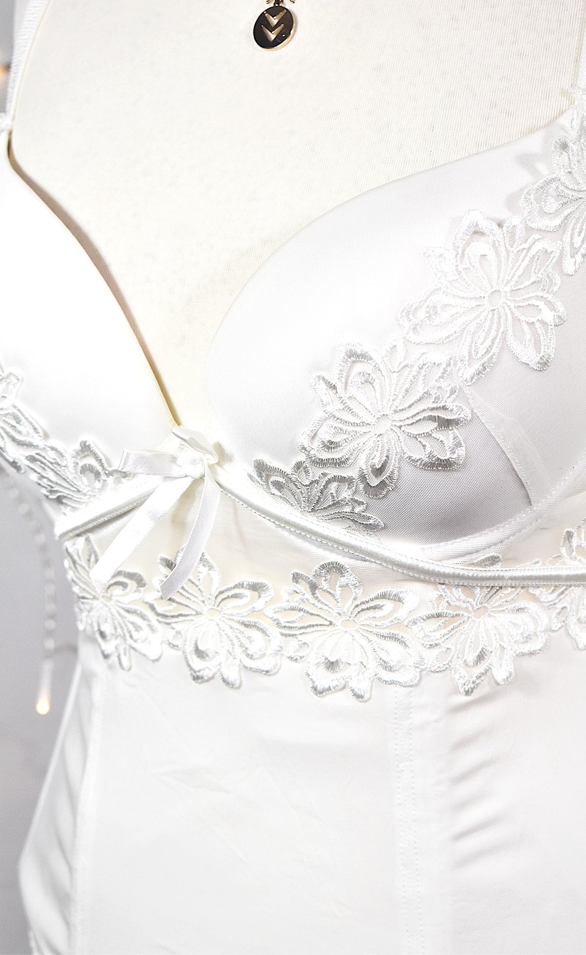 Bustier blanc satin brodé LingaDore