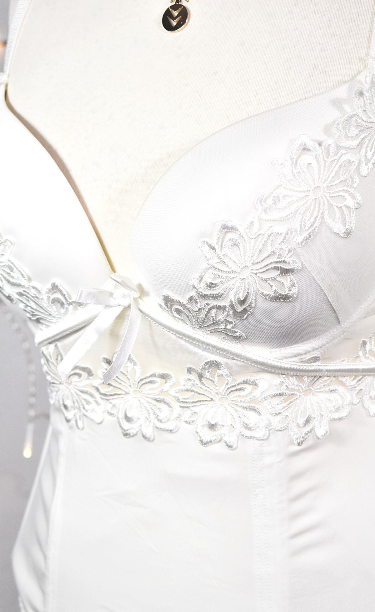 Bustier blanc aux broderies florales