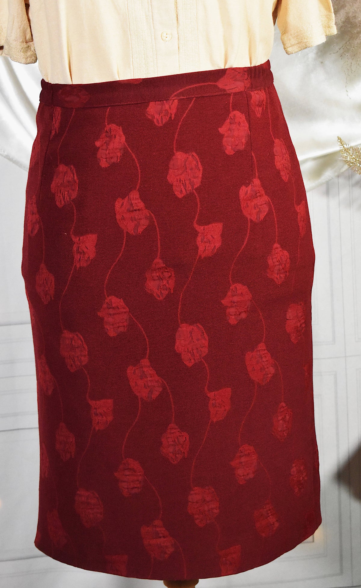 Jupe mi-longue vin rouge broderies florales