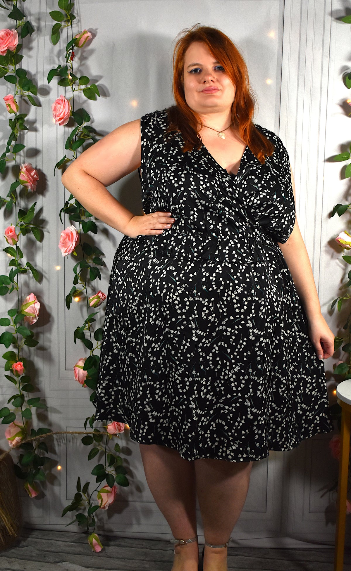 Robe noire & fleurs clochettes blanches