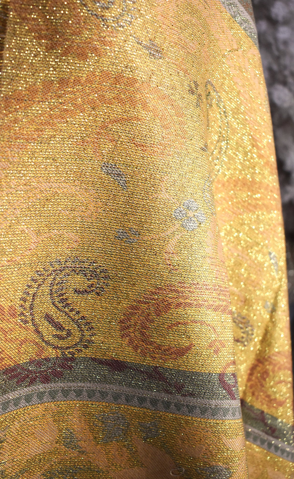 Étole pailletée dorée motifs cachemire beige et marron