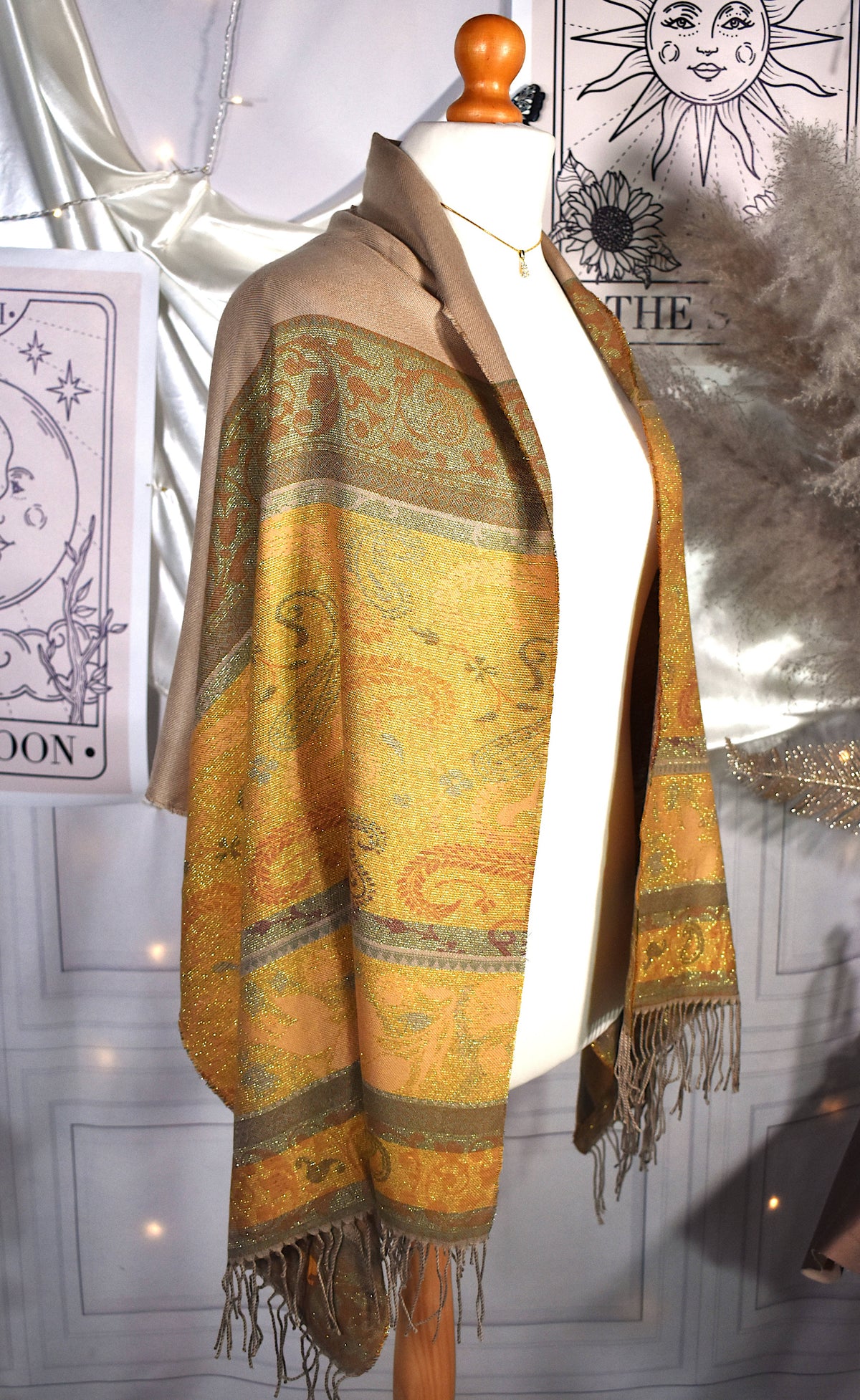 Étole pailletée dorée motifs cachemire beige et marron