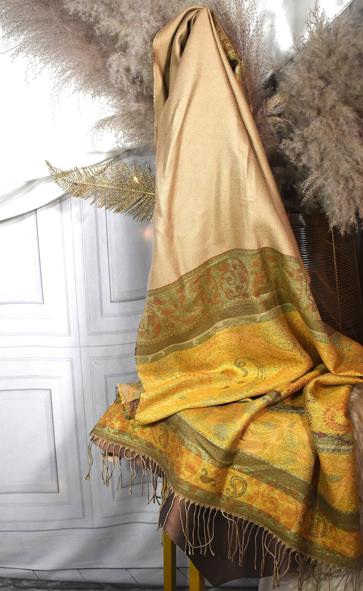 Étole pailletée dorée motifs cachemire beige et marron