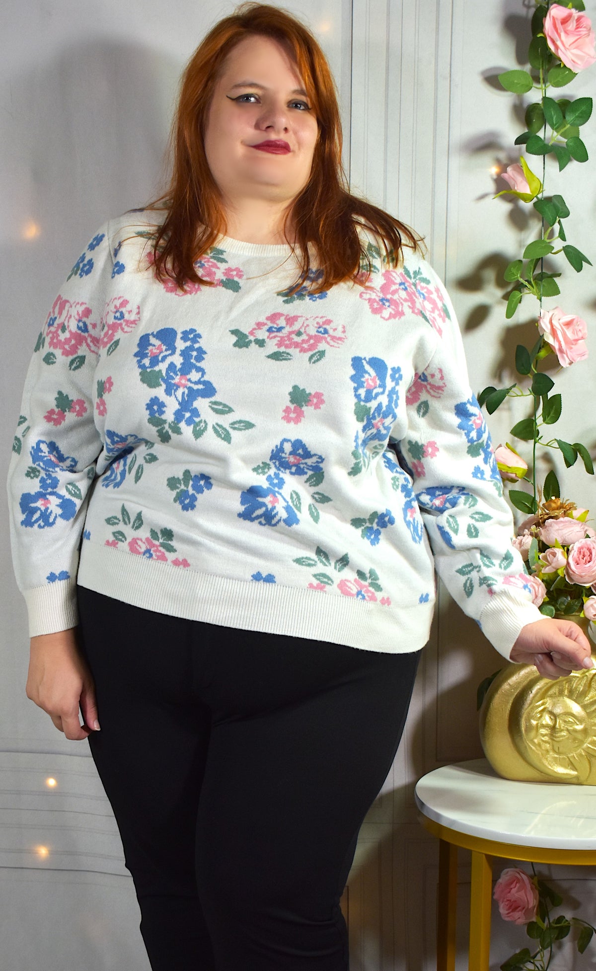 Pull à fleurs multicolores sur fond blanc