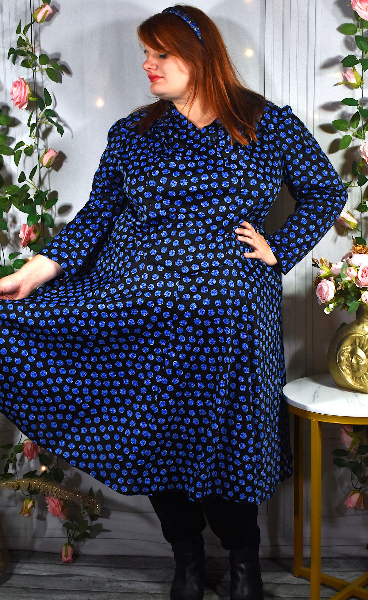 Robe noire à pois bleus