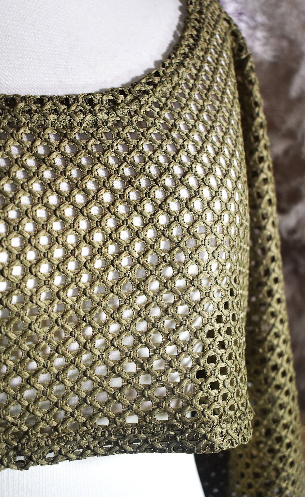 Pull court kaki ajouré façon crochet manches évasées