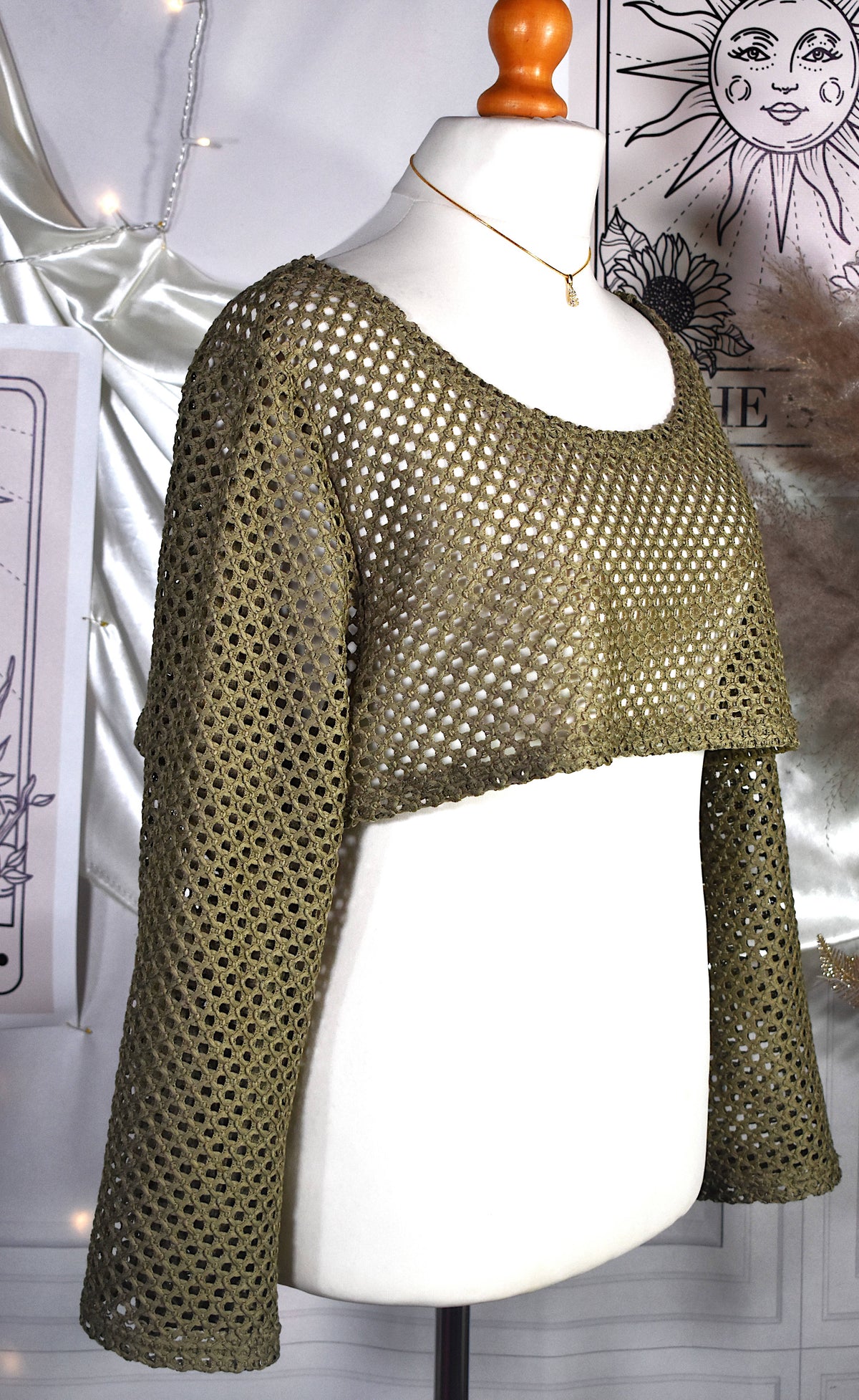 Pull court kaki ajouré façon crochet manches évasées