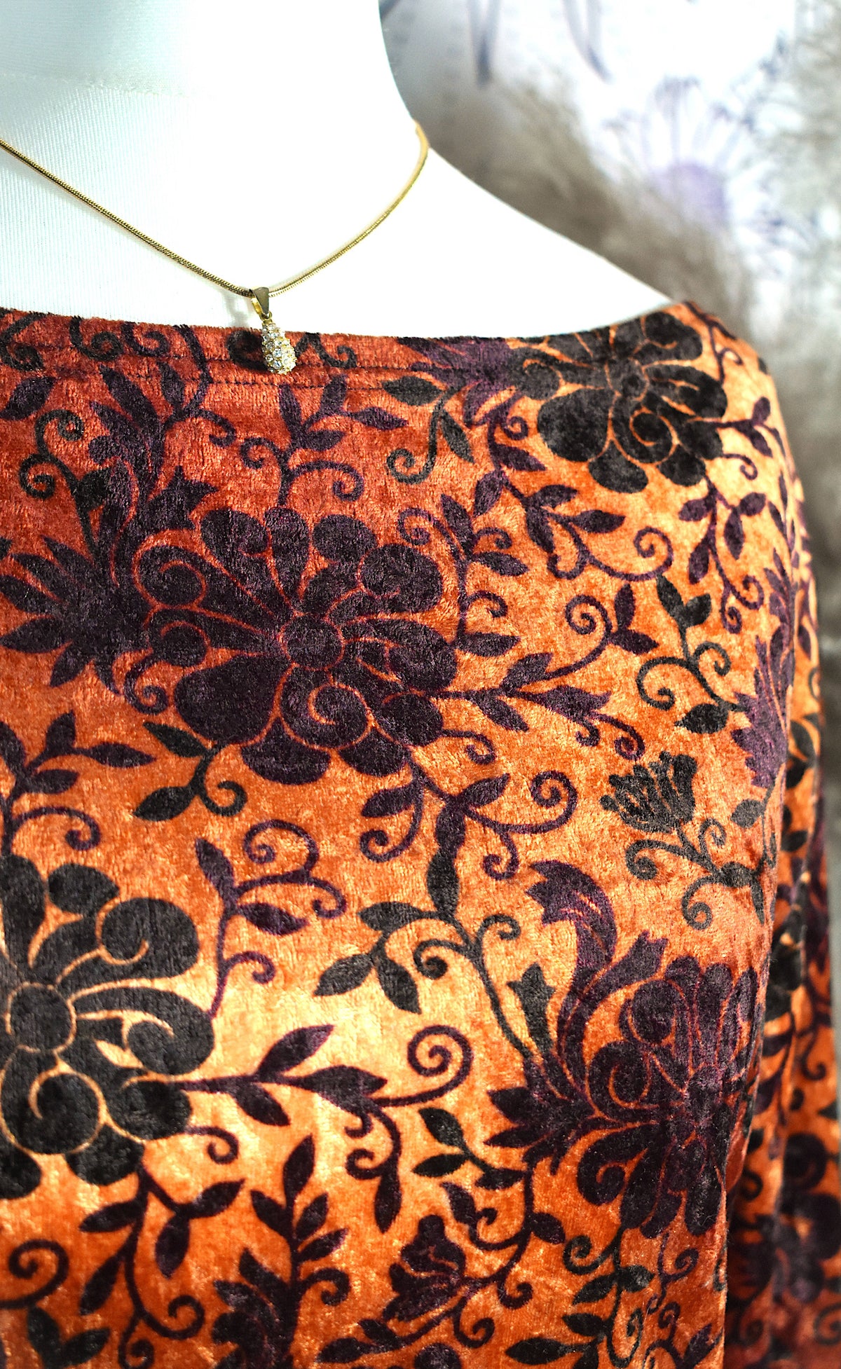 T-shirt orange panne de velours motifs floraux prunes