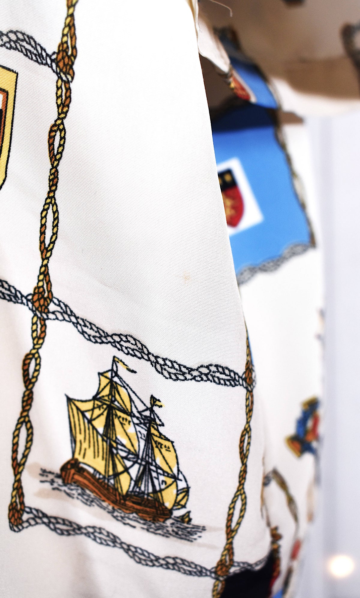 Chemise vintage fluide blanc cassé motifs marins et royaux
