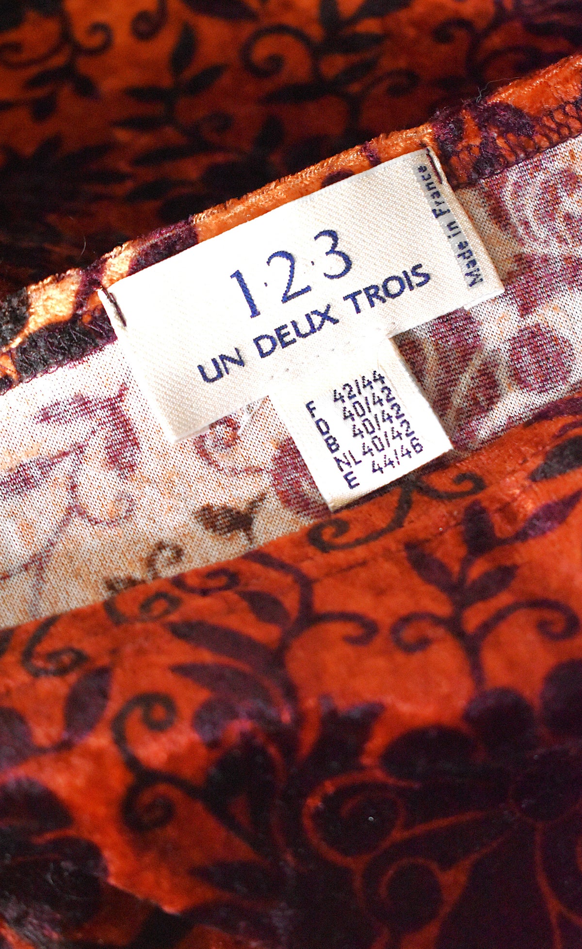 T-shirt orange panne de velours motifs floraux prunes