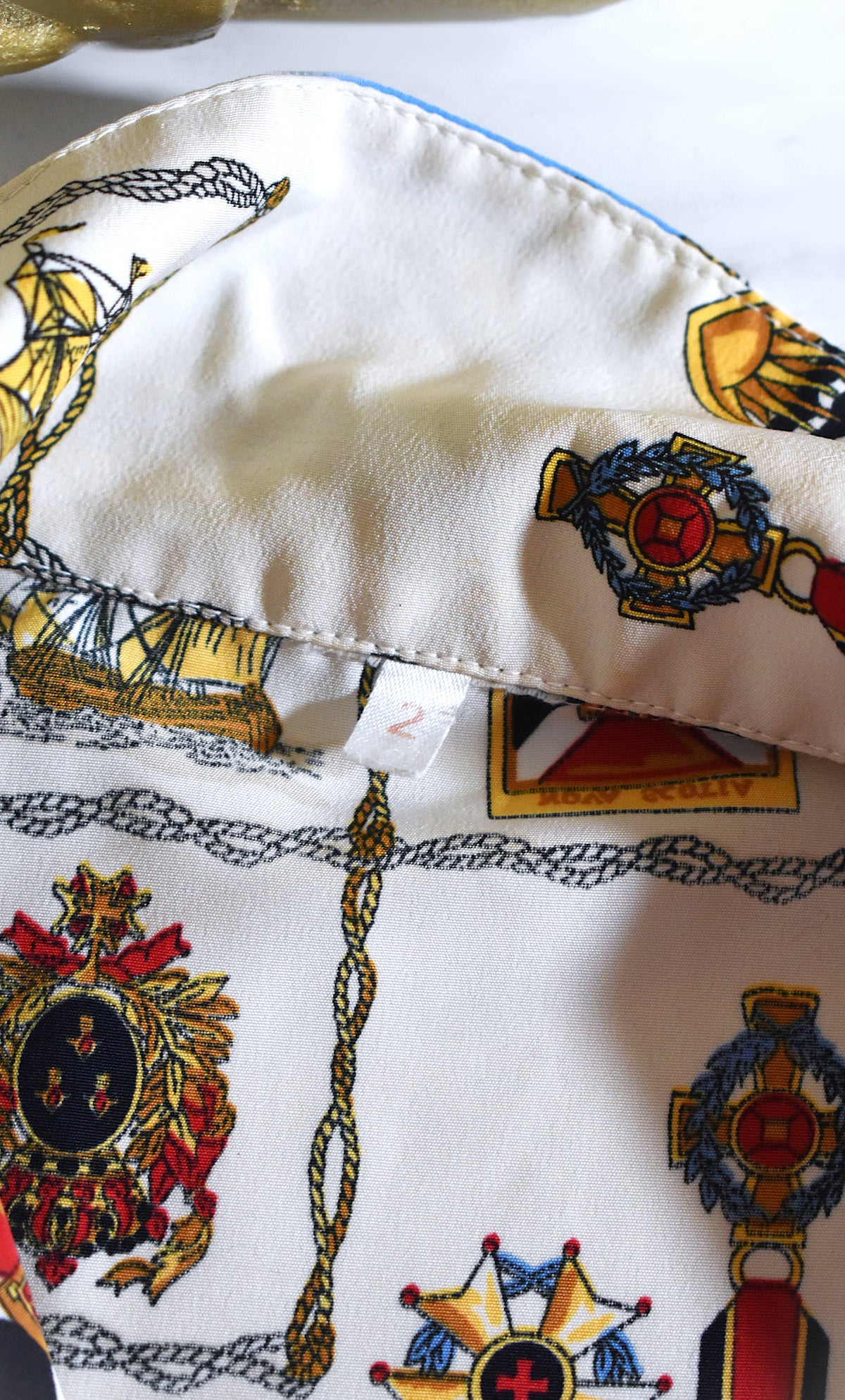 Chemise vintage fluide blanc cassé motifs marins et royaux
