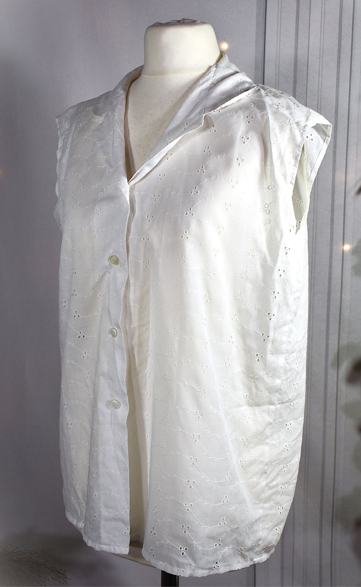 Blouse blanche sans manches en broderie anglaise vintage